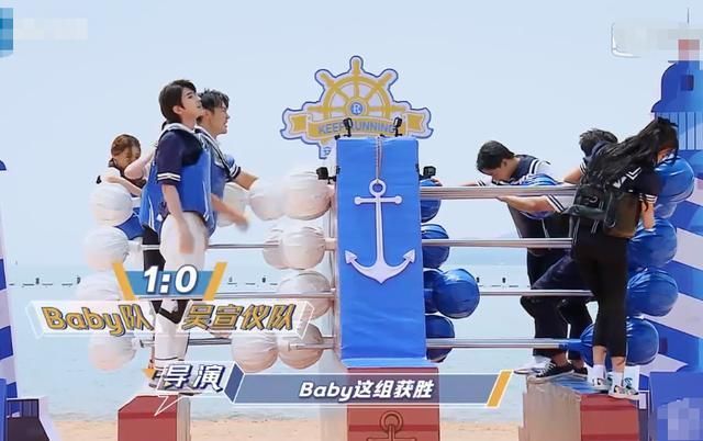 蔡徐坤跟吴宣仪玩搏击,谁留意到蔡徐坤举动“钢铁直男”没错了