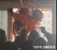 扬州|扬州老人晒被子险坠楼，倒挂18层外晾衣架上！消防紧急救援