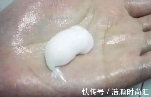 玻璃用清水擦比不擦还脏？保洁阿姨教你一招，干净又透亮！