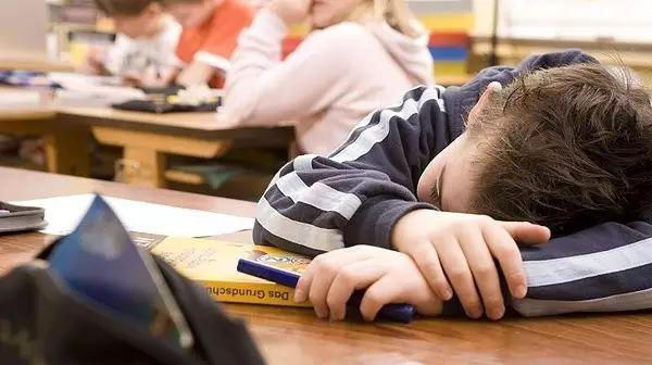 睡眠时间|双胞胎一个跟爸妈住一个跟奶奶,两年后身高差异明显,原因简单