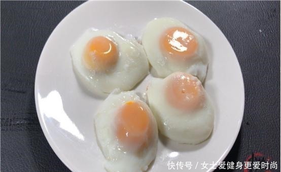 清水|煮荷包蛋时,直接下锅是就错了,奶奶教我一招,鸡蛋圆润不散花