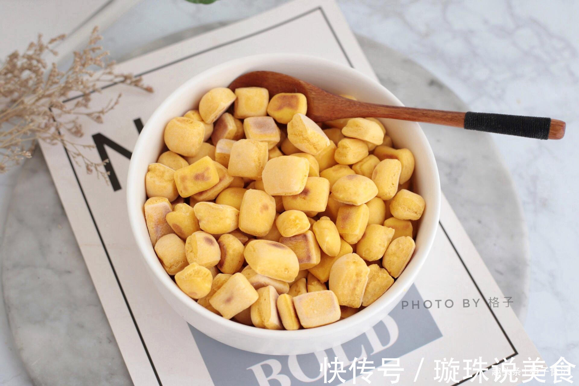 面粉里加点南瓜，不蒸不烤，出锅女儿抢着吃，太香了，好吃不上火