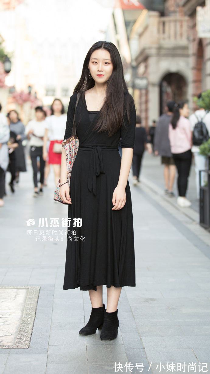 街拍|武汉街拍,白T恤搭配百褶裙,仙气十足让你回头率爆棚