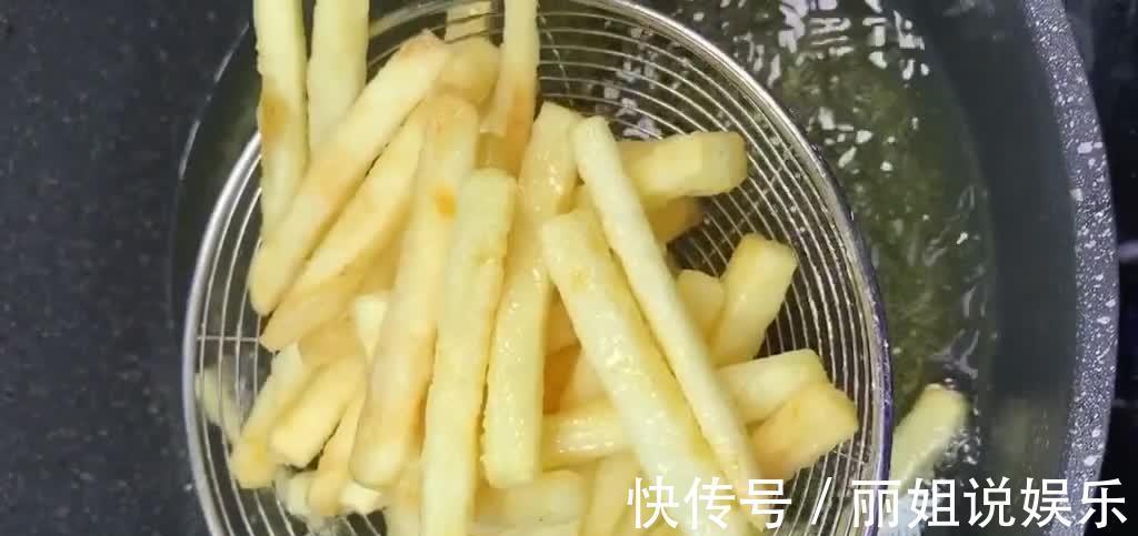 炸薯条正确的做法，“速冻”环节非常关键，咸香酥脆不易回软