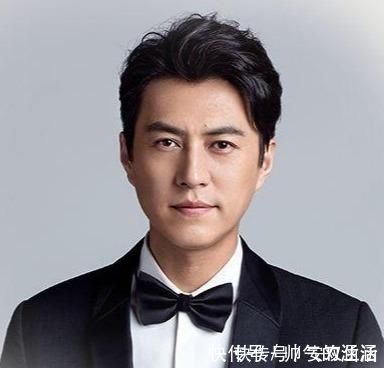 演员&演员靳东的书法不赖,字迹洒脱飘逸,字如其人,颠覆你的审美观