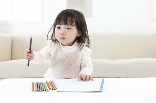 y2岁女儿总喊饿,宝妈“疑心”保姆,一查监控,笑得合不拢嘴