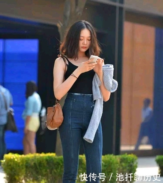 满满的|成熟美女的靓丽穿搭,气质完美风格多变,透出满满的女人味