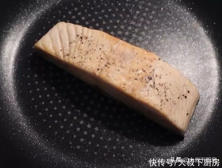 减脂|减脂瘦身餐！大叔教你焗烤鲑鱼花椰米，口感爽脆，吃一点就饱了