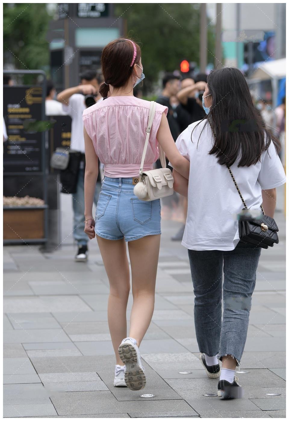 搭配|街拍:粉色的无袖上衣搭牛仔短裤,配上甜美减龄的马尾辫,尽显清新可人