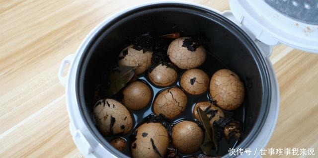 姑娘把鸡蛋放进电饭锅,煮出的茶叶蛋比买的的更香更好吃,真方便