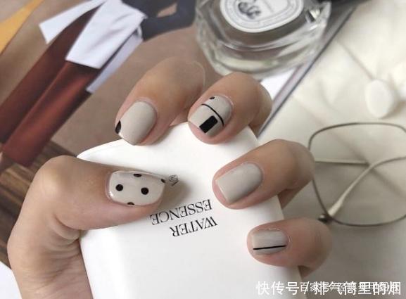 高级感十足的烟灰色和奶灰色美甲图片,时尚显白,拒绝平庸