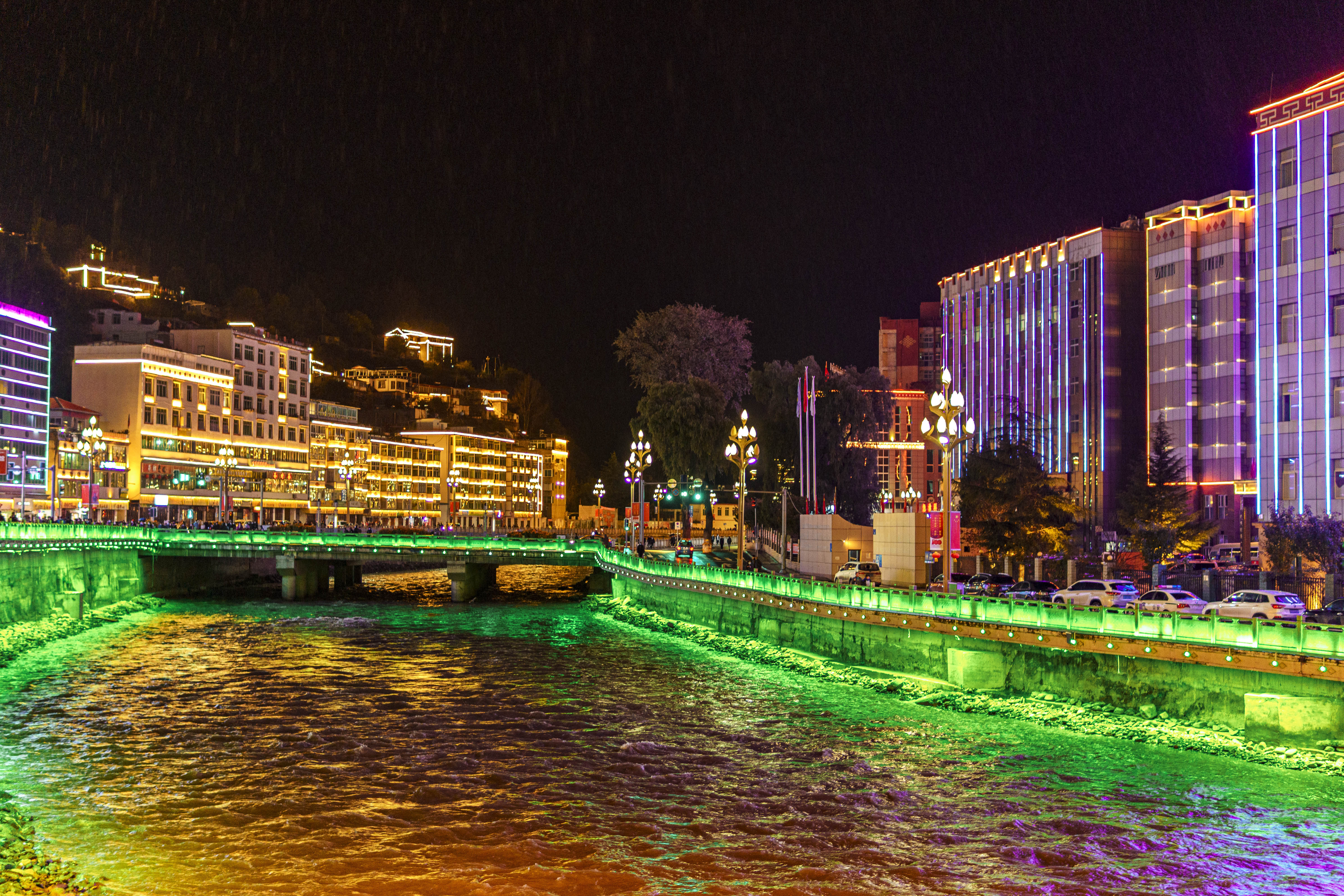 城市|距离成都仅4小时，藏着一处川西高原上最美的城市夜景