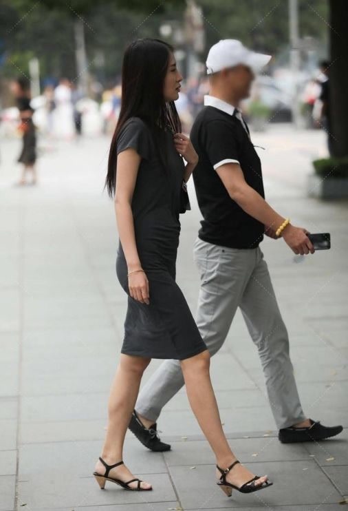 修身长裙 深灰色修身长裙,上身舒适,时尚大气