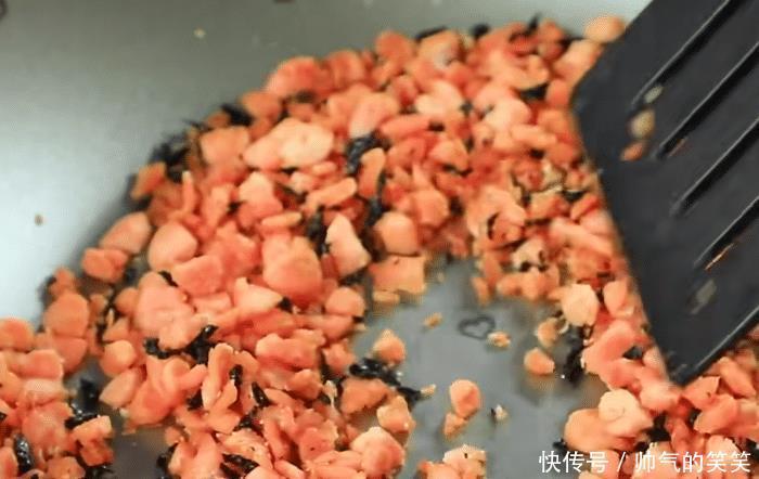 孩子爱吃的紫菜三文鱼,鲜香软嫩又营养,拌饭煲粥的美味之选