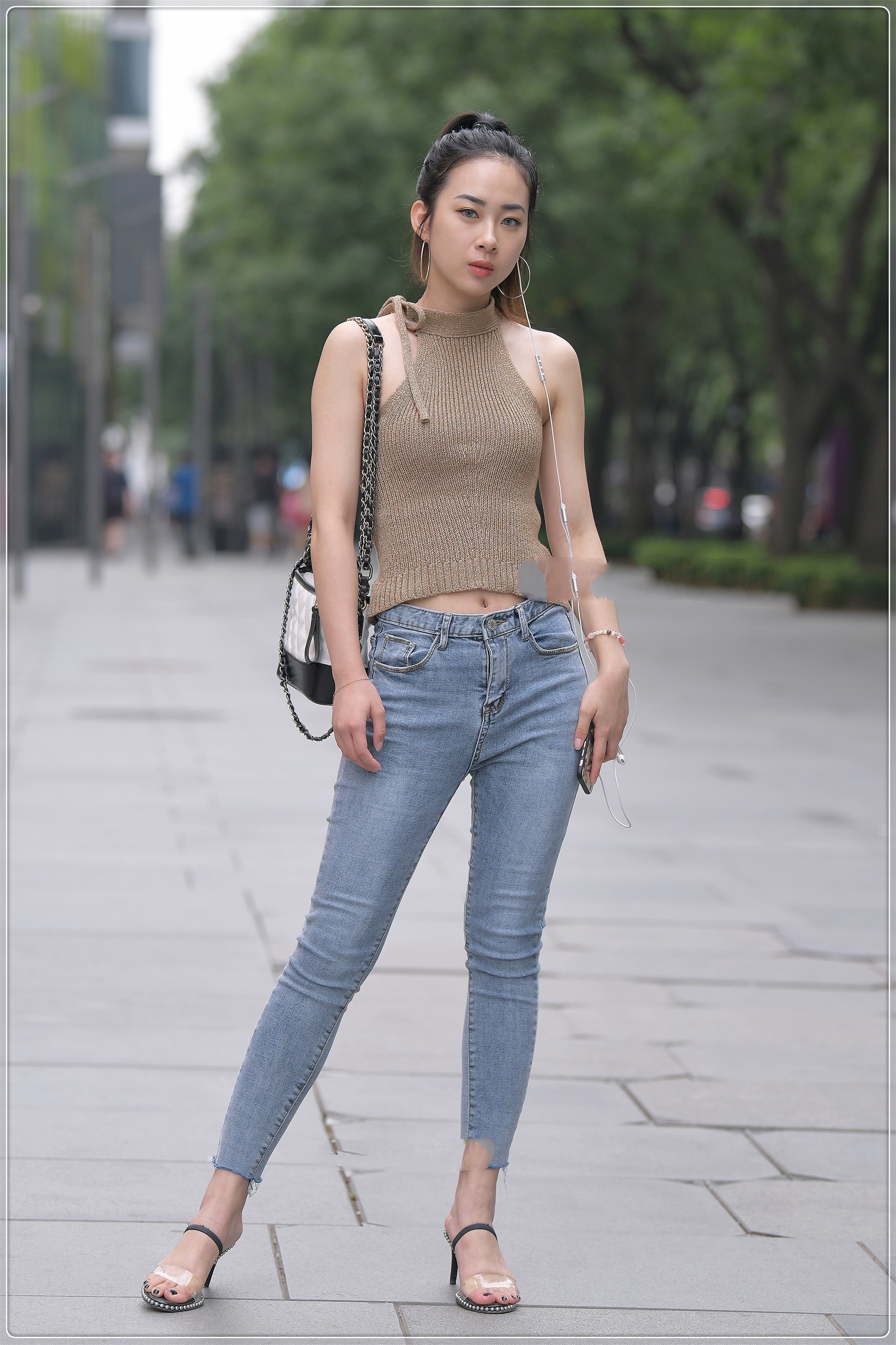 卡其色|挂脖针织吊带搭配牛仔裤,时尚减龄,穿出时髦感