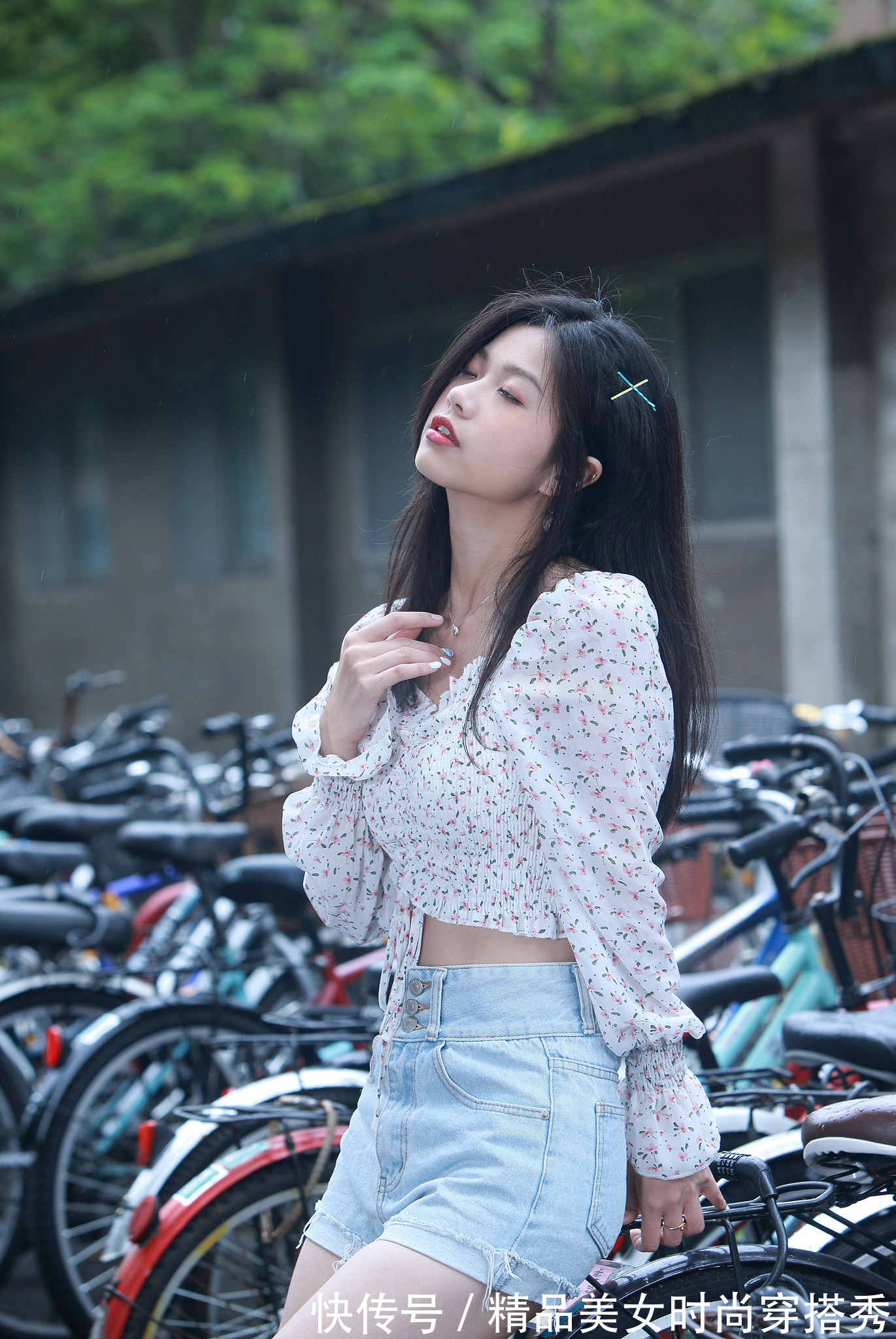 牛仔短裤|碎花的小衬衫搭配牛仔短裤,青春甜美气息浓郁