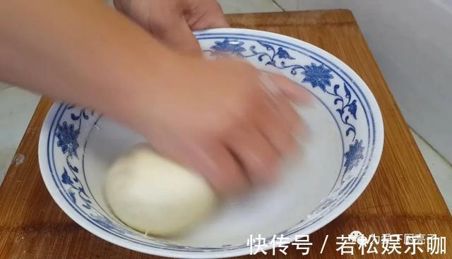 好吃|自制葱油饼的做法，锅里一烙，柔软劲道不油腻，比手抓饼好吃