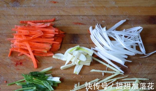 肉片|休息日做上一道锅包肉，酸甜可口，酥脆软嫩，吃上一口幸福感爆棚！