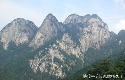 三峰锐插霄，汉奇秀无比，汉武帝封禅古南岳而出名，明堂山景