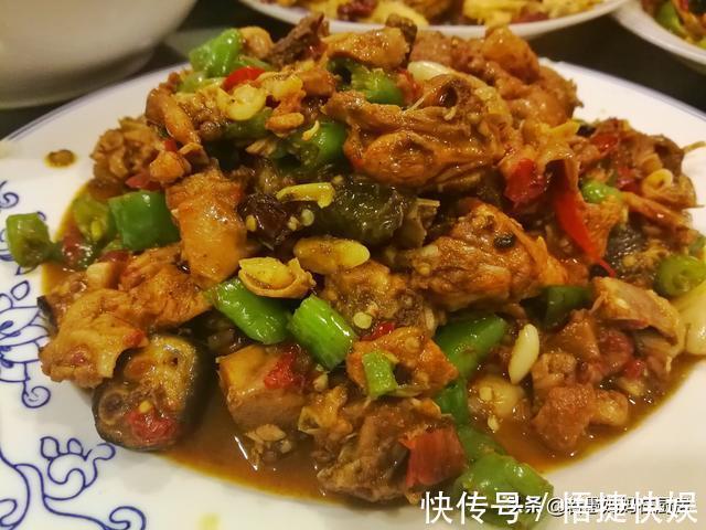 烙馍|8道凉菜，15道热菜，农家院的团圆饭总花费588元，网友说：太值了