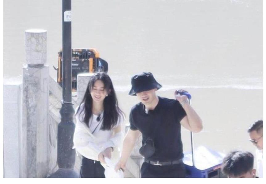 晓明哥|网曝《中餐厅》录制照，赵丽颖黄晓明菜场买菜，颖宝变得更漂亮了？