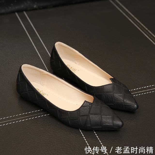 百搭 要说鞋柜里最好穿的,还属尖头平底鞋,搭连衣裙更美