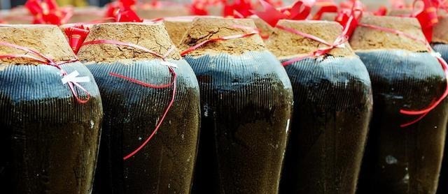 变质|酱香型变酸还能喝吗教你3个技巧,预防白酒变质,越放越香醇!