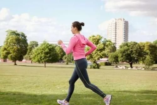 |搞笑老外:如果化妆品变成人会发生什么?梳子可以自动梳头!