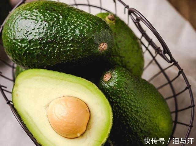  长痘痘|长痘痘4种避讳的食物，3种有利的食物！还有最后一招教你逼退它