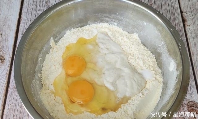 鸡蛋|炸油饼原来这么简单,1碗面粉2颗鸡蛋,柔软不油腻,比油条好吃