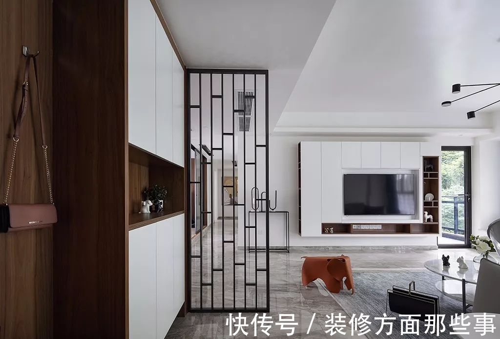 收纳柜|164平现代风五居室,在电视墙局部定制收纳柜这个挺特别