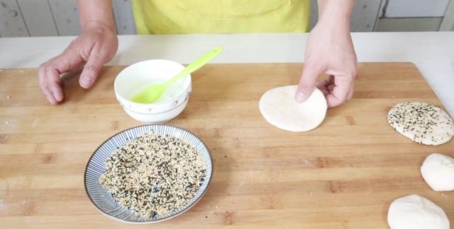 花生米还可以这样做，香酥暄软又多层，外面花钱学不到，太香了！