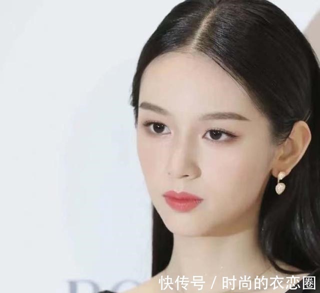 黑长直 发型简单但是又气质的女明星，我只服这4位，全靠脸撑着！