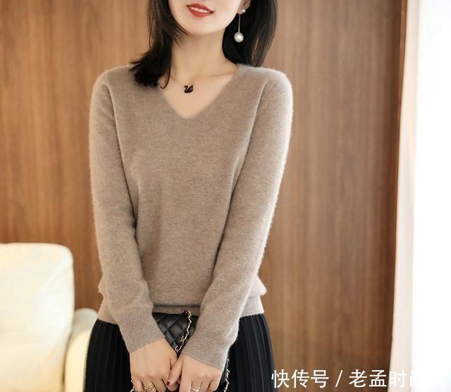 驼色|一件浅咖啡色接近驼色的宽松羊毛衫搭配什么颜色的裤子或是裙子?