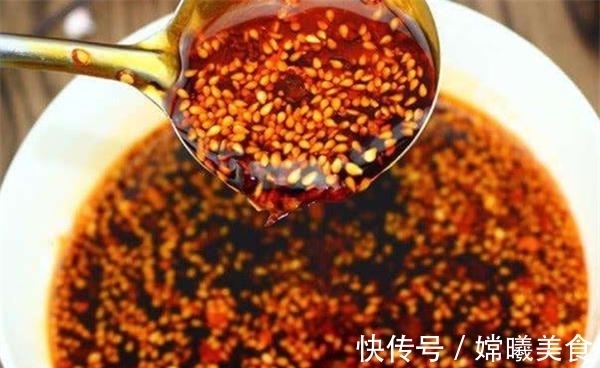 大厨|做辣椒油时,直接淋热油就错了!大厨教你正确做法,辣椒油香又亮