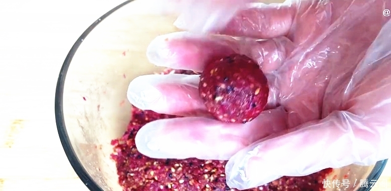 把火龙果倒入滚烫的开水中,瞬间变美食,孩子们就爱这样吃,真香