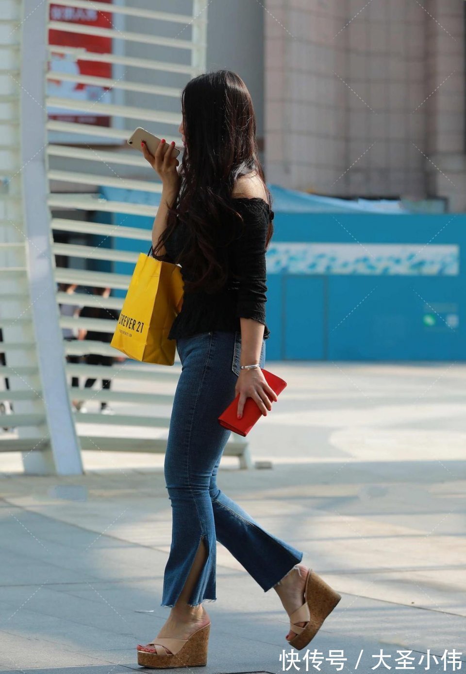 喇叭|美女街拍:身材丰盈的小姐姐,身材曲线完美,气质优雅