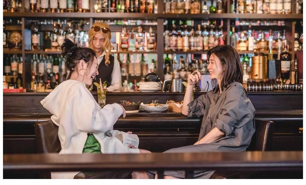 |小S和贾静雯聊私密话题，双方幽默秒懂，贾静雯害羞到难以招架