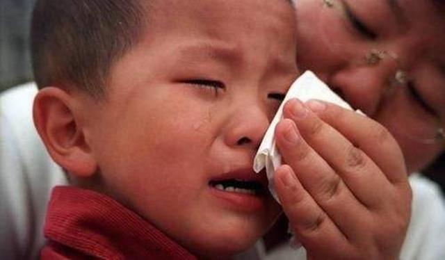 安全意识|熊孩子兄妹误捅马蜂窝,脸肿得爹妈不敢认,网友:不该笑但忍不住