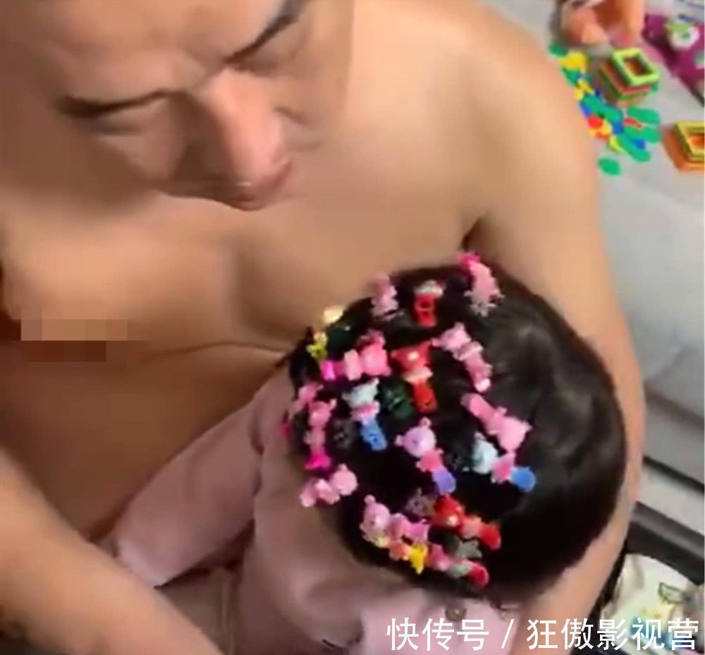 爸爸|爸爸给女儿梳头发,没想到出现如此画面,网友:直男的审美