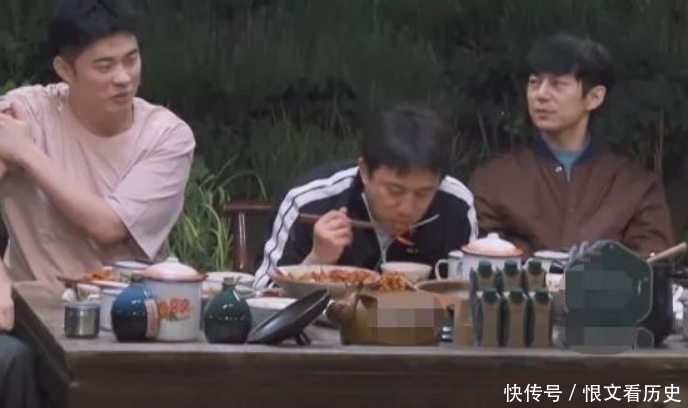 黄磊 黄磊厨艺翻车,尴尬名场面:给杨紫的肉烤糊,陈赫李诞不肯再动筷