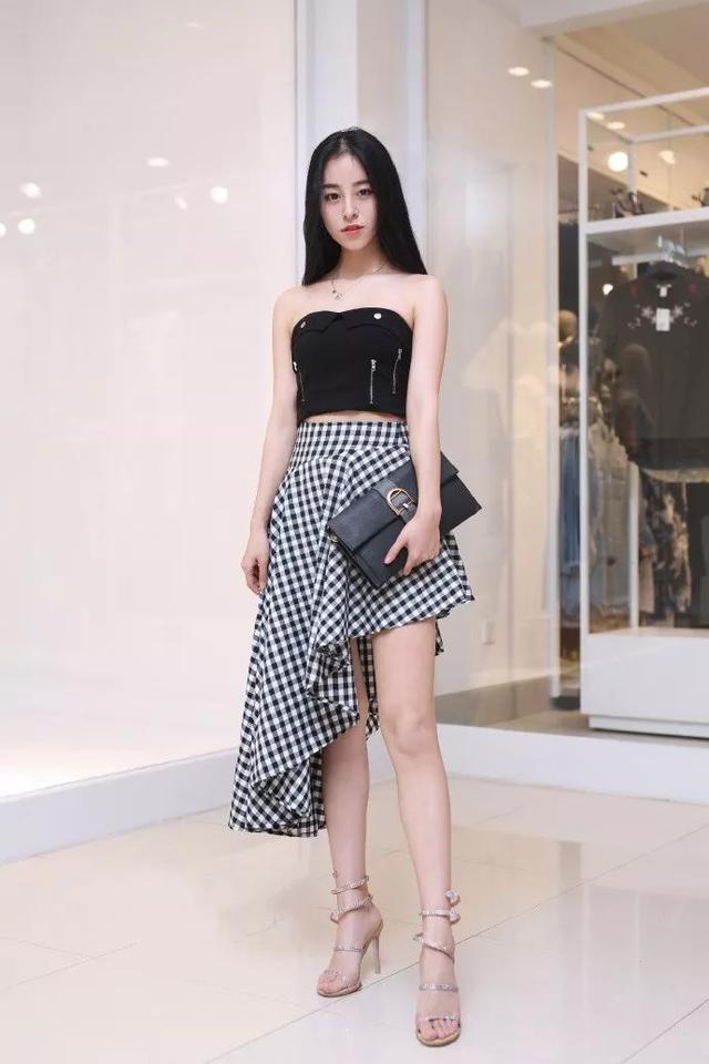 裸色|飘逸长发的小美女,身穿黑色抹胸上衣,显得十分的优雅