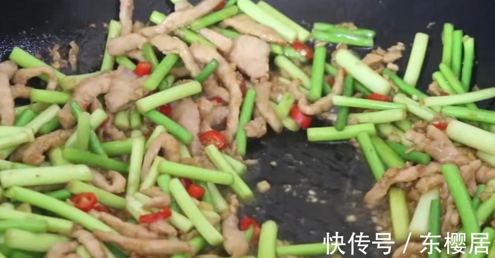 炒蒜苔时,切记不要直接下锅,多加2步,出锅脆嫩又入味太香了