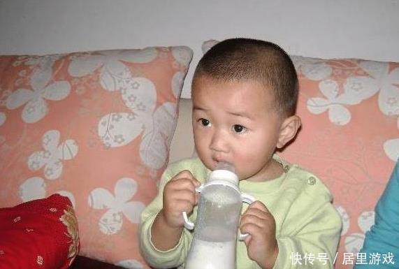 伤害|劝告:3个时间段别给孩子喝水,很容易伤害脾胃,家长要记住