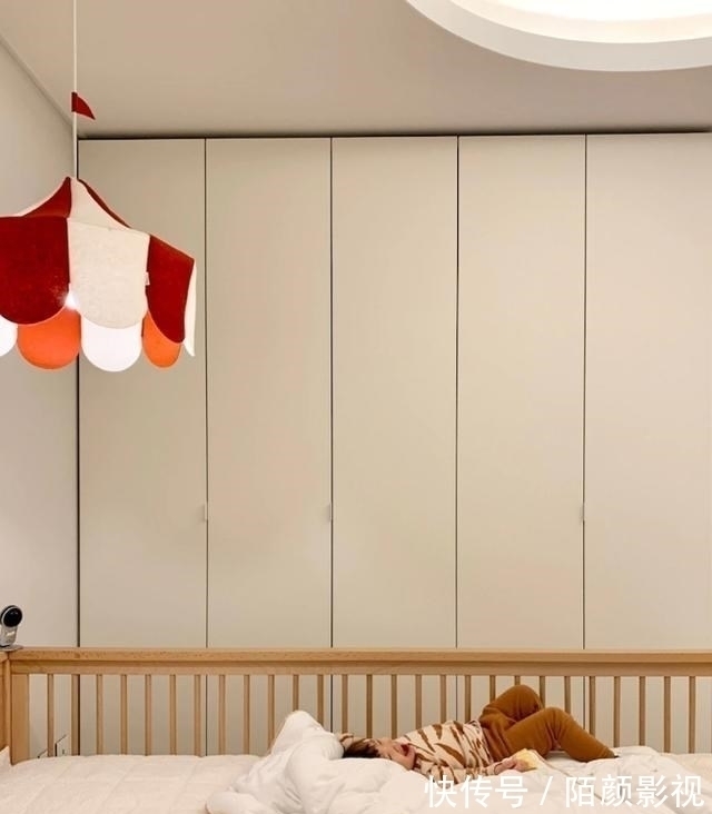 客厅|156㎡把客厅当作中心,简单摆放2件家具,宽敞空旷从孩子需求出发