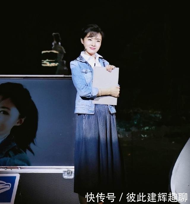 周涛都这么时髦了?绿色衬衣配伞裙,马尾用5毛钱皮筋扎出新花样