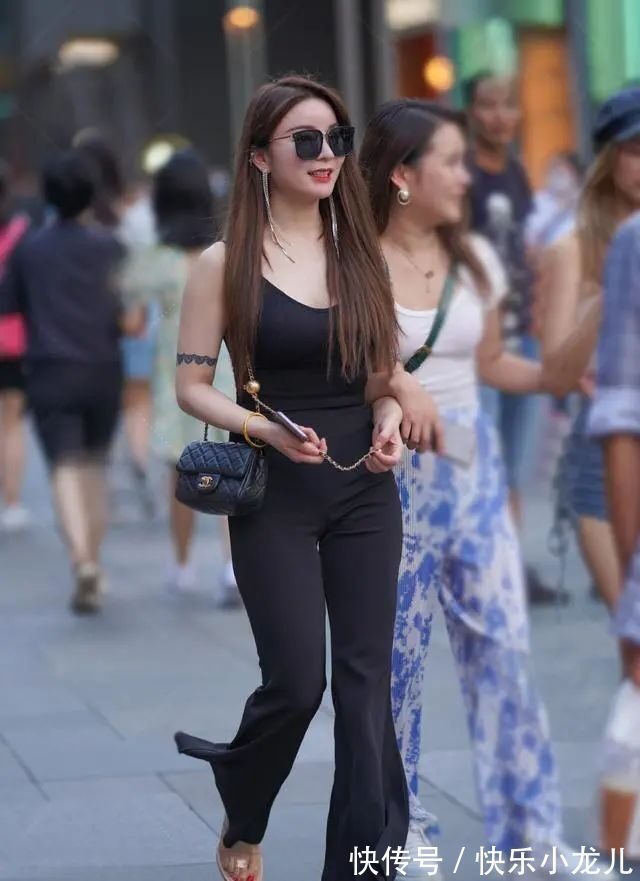 吊带 黑色吊带上衣搭配黑色打底裤,叠穿搭配,达到出彩效果