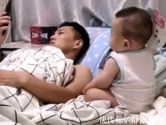 待遇|爸爸哄娃“待遇”高，被娃“伺候”得相当惬意，网友：爸爸真难带