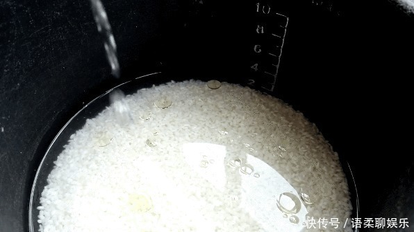 大米|蒸米饭时，直接加水就错了，牢记3点，米饭松软又透亮，粒粒分明