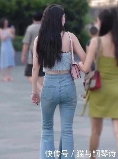 牛仔裤简约的风格散发出迷人的气息,展现出女性的优雅气质